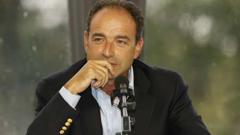 Jean-François Copé lors d'une conférence politique, défendant l'union de la droite pour 2027