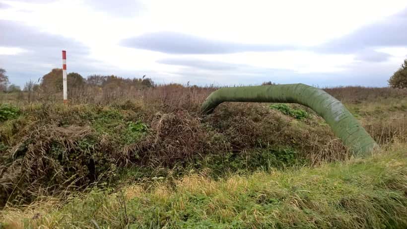 Erdgas-Pipeline-Infrastruktur in grüner Landschaft — steigende Energiekosten für österreichische Haushalte