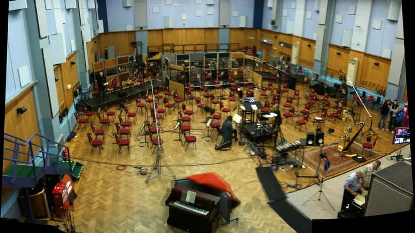 Sessione di registrazione in uno studio professionale con orchestra