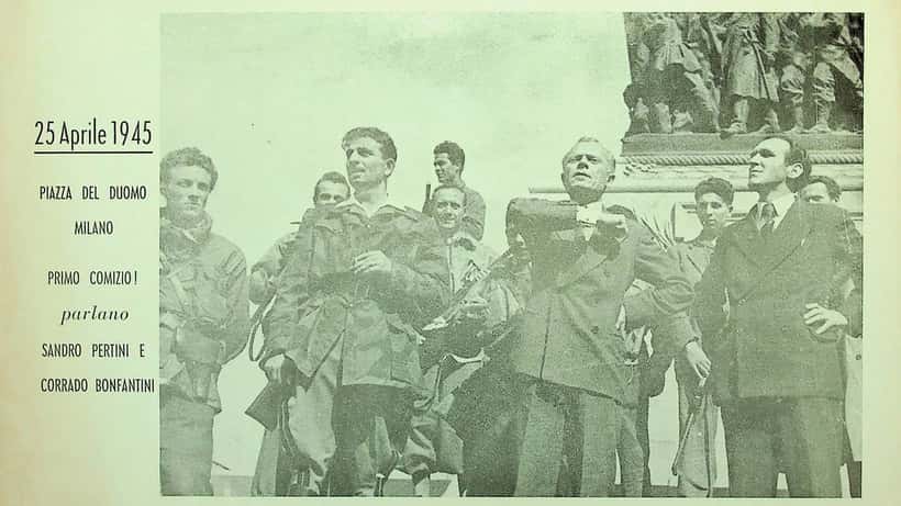 Sandro Pertini parla al comizio del 25 aprile 1945 in Piazza Duomo a Milano