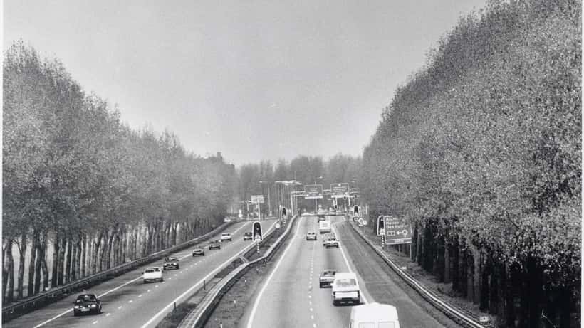 De Rijksweg A9 gezien richting verkeersplein Kooimeer bij Alkmaar