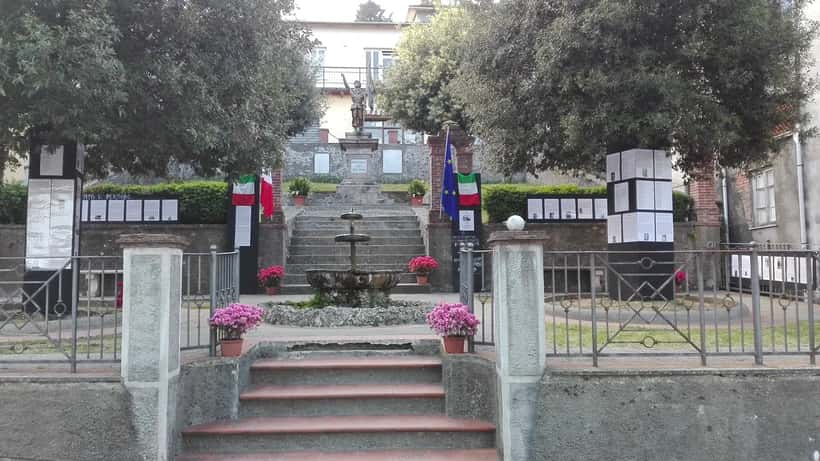 Celebrazioni del 25 aprile Festa della Liberazione in Italia, bandiere tricolori e persone in piazza