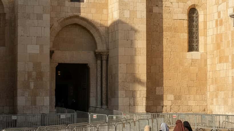 Ingresso della Chiesa del Santo Sepolcro a Gerusalemme con barriere di sicurezza, aprile 2026