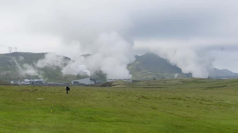 Jarðhitavirkjun á Reykjanesi í Íslandi, gufa stígur upp í gráan íslensku himininn