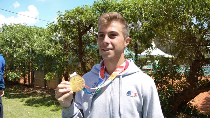 Hugo Gaston avec sa médaille d'or aux Jeux Olympiques de la Jeunesse 2018