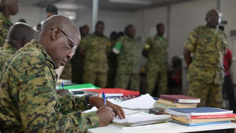 Militaire rechtbank in zitting tijdens een court-martial procedure