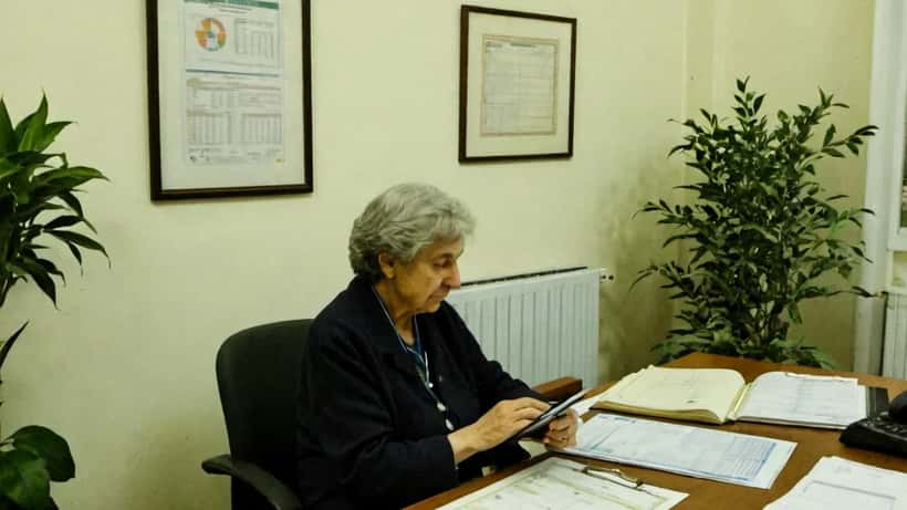 Donna anziana elegante durante una visita medica geriatrica a Milano