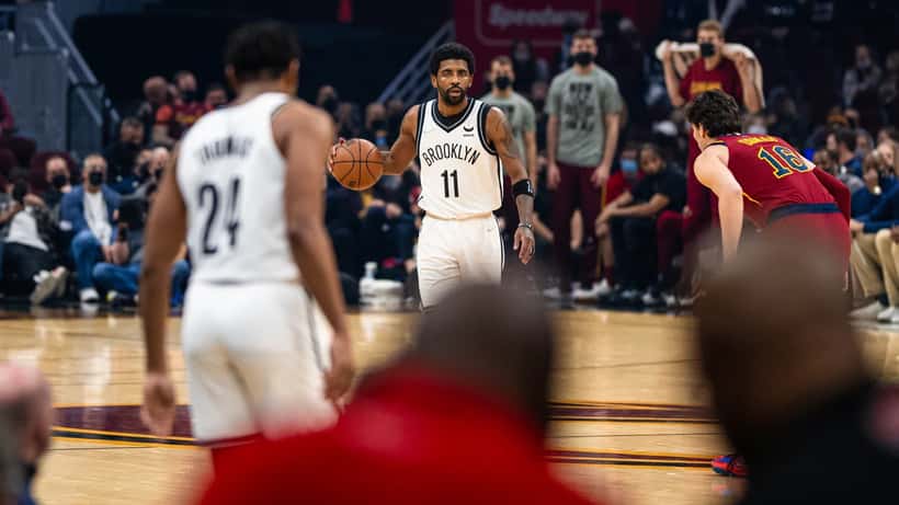 Kyrie Irving jugador de la NBA con los Dallas Mavericks durante un partido
