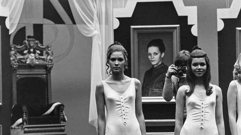Miss Finland -kilpailun finalisteja lavalla