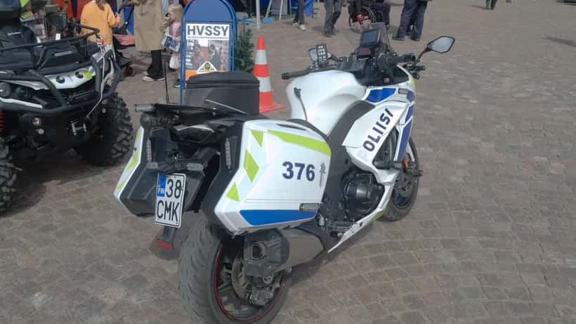 Suomalainen poliisin Kawasaki-moottoripyörä liikenteenvalvonnassa