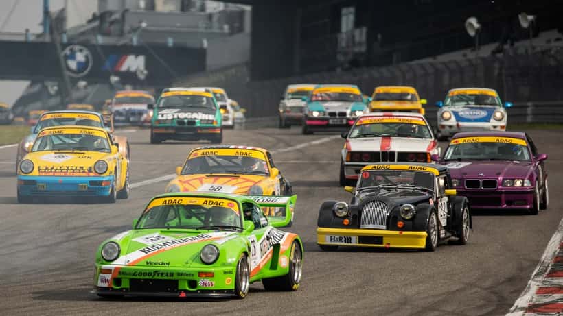 Voitures de course sur le circuit du Nürburgring lors des 24H ADAC 2021