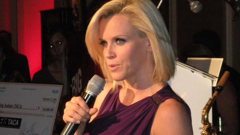 Jenny McCarthy talar på scen