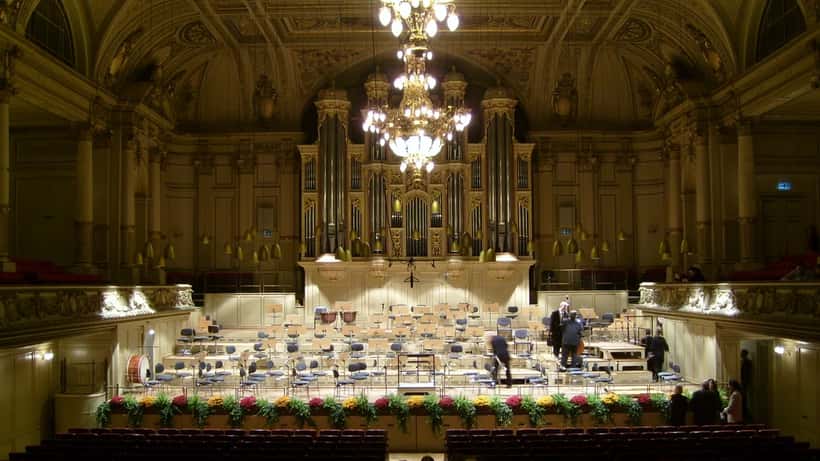 Grande salle de concert au Kongresshaus de Zurich, rangées de sièges vides avant un spectacle