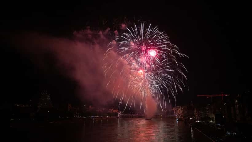 Feux d'artifice tirés depuis des bateaux sur le Rhin à Bâle lors de la Fête nationale suisse