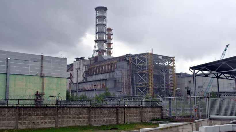 Usina nuclear de Chernobyl com o reator 4 e a cúpula de contenção construída em 2013, Ucrânia
