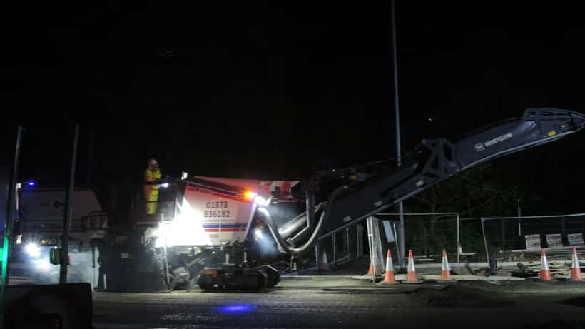Maquinário pesado em obras de pavimentação de rodovia federal