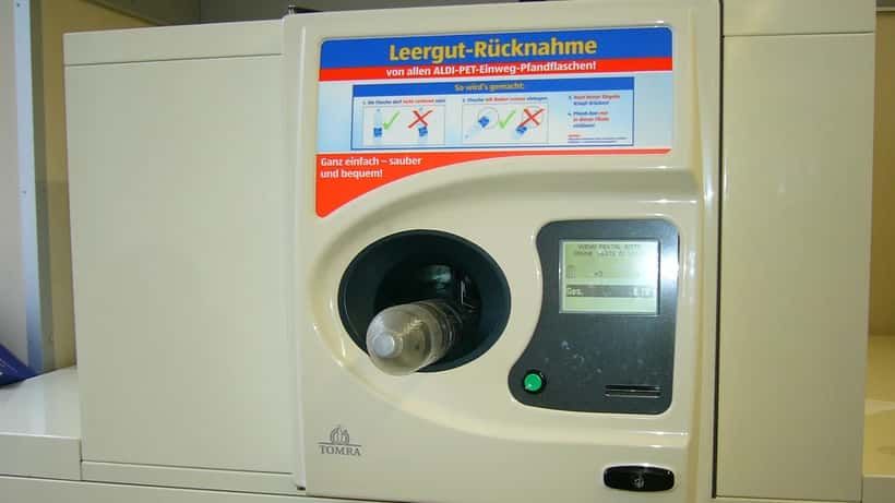 Máquina automática de depósito de garrafas e latas num supermercado