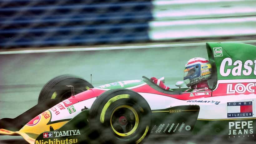 Alex Zanardi au volant de la Lotus 107B lors du Grand Prix de Grande-Bretagne 1993