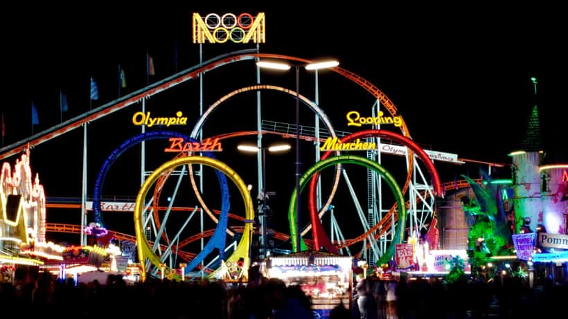 Fahrgeschäft 5er Looping auf dem Oktoberfest München, beleuchtet bei Nacht