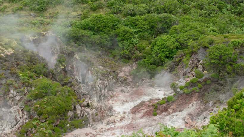 Atividade geotérmica nas Furnas do Enxofre, ilha Terceira, Açores, Portugal
