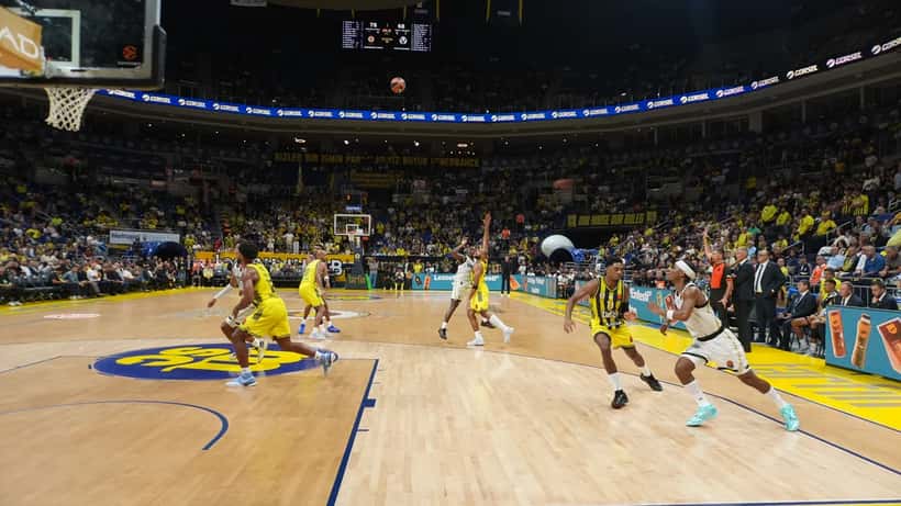 Giocatori di Virtus Bologna in campo in una partita di EuroLeague