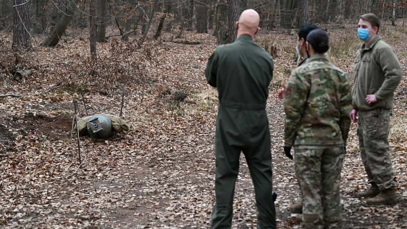 EOD-Spezialisten sichern einen Blindgänger: Professioneller Kampfmittelräumdienst bei der Arbeit