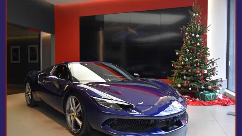 Roter Ferrari Sportwagen auf einer Stadtstraße