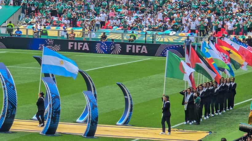 Argentinas flagg heises under åpningsseremonien av FIFA VM 2026