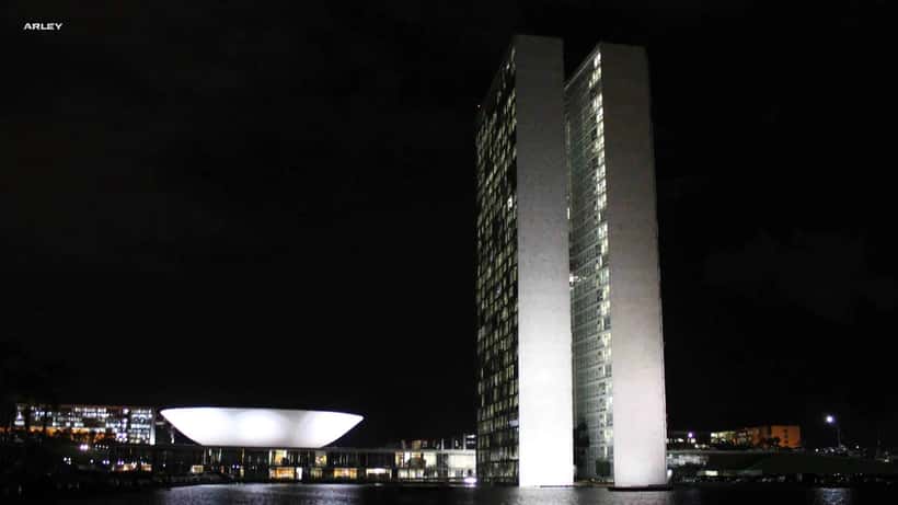Congresso Nacional em Brasília ao entardecer, sede do Senado Federal que vota a PEC do fim da escala 6x1