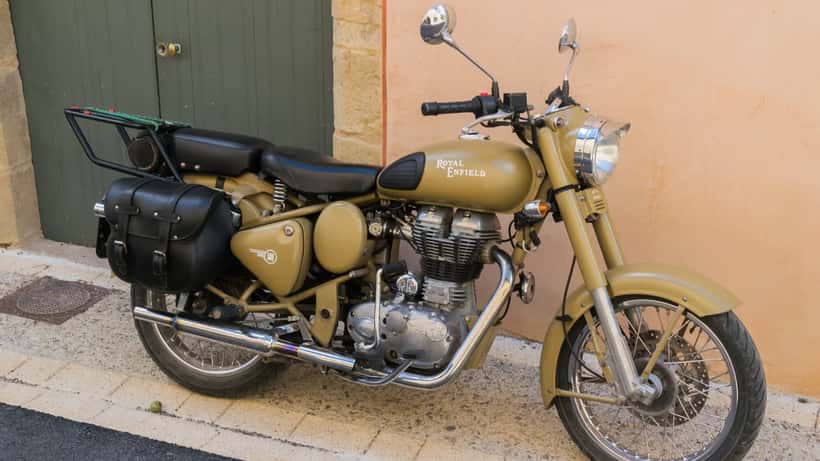 Motocicleta Royal Enfield clássica estacionada — seguros e responsabilidade civil
