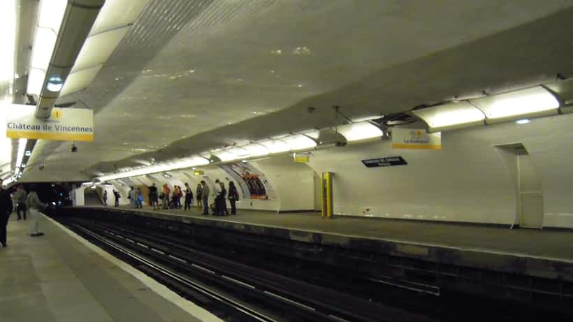 Station de métro parisien Charles de Gaulle où ont lieu des enjeux de sécurité en 2026