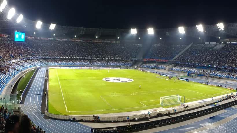 Stade illuminé lors d'un match de Ligue des Champions
