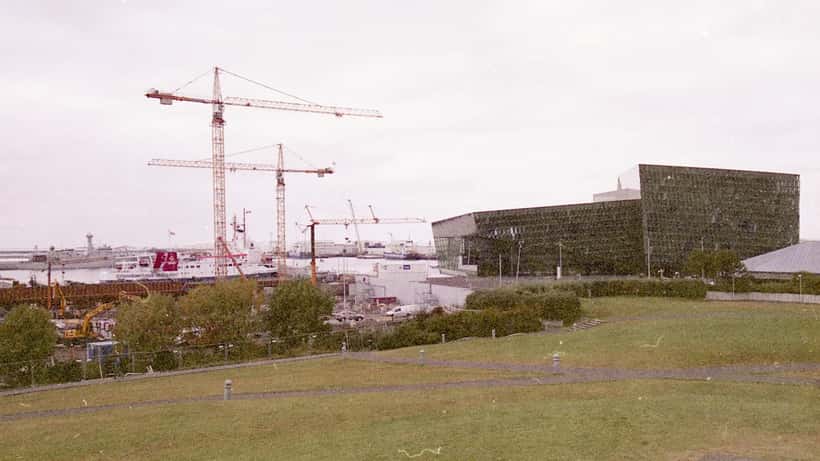 Hörpu tónlistarhúsið í Reykjavík við sjávarsíðuna