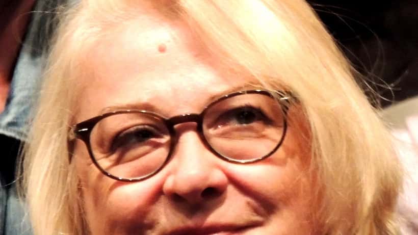 Femme senior élégante consultant un médecin généraliste dans un cabinet parisien