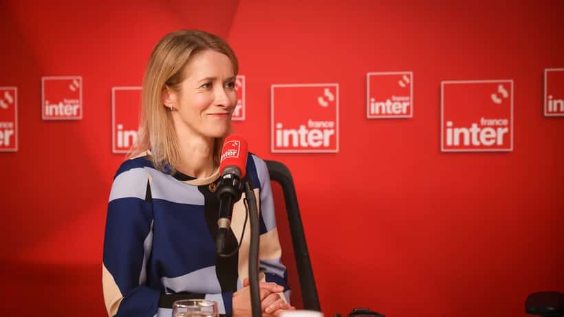 Studio de radio France Inter à Paris avec microphone professionnel et console de mixage