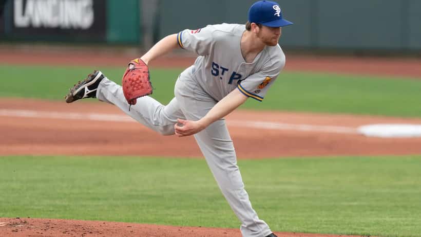 Charlie Barnes, lanzador zurdo de los Dodgers de Los Ángeles, pitcheando en 2026