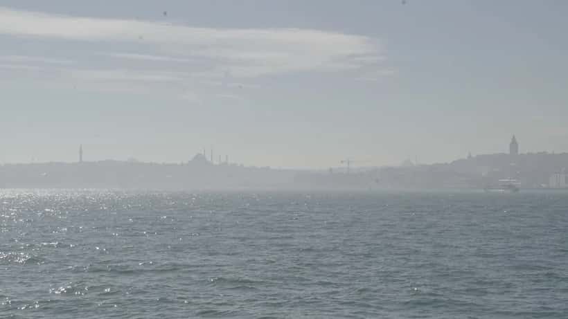 Panoramablick auf Istanbul und den Bosporus mit Skyline bei Tageslicht