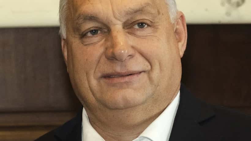 Viktor Orbán em evento oficial em 2023, terno escuro, fundo desfocado