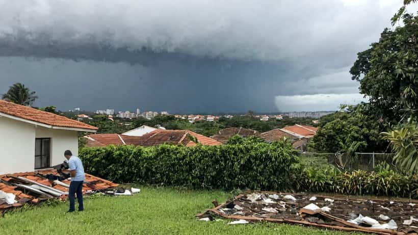 Proprietário avaliando danos em telhado após ciclone extratropical no Sul do Brasil em abril de 2026