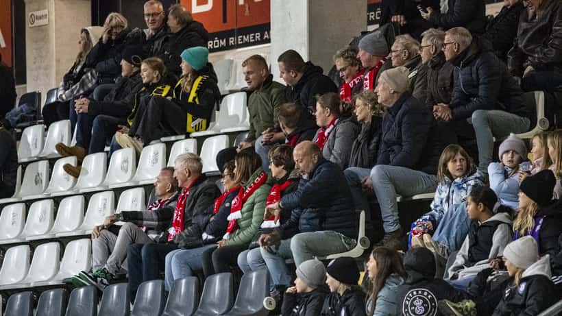 Fotbollssupportrar på läktaren hejar under BK Häcken match på Nordic Wellness Arena