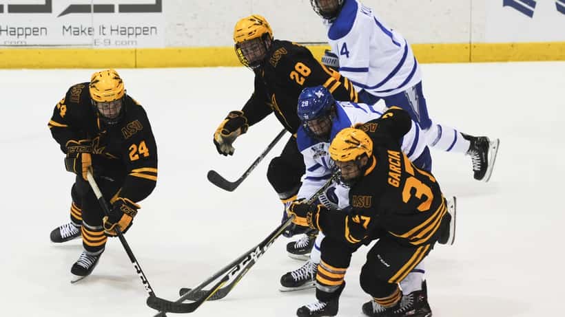 Match de hockey universitaire opposant Air Force à Arizona State