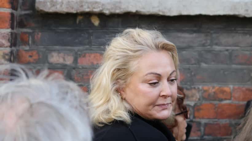 Dansk par til borgerlig vielse på Københavns Rådhus, intimt og enkelt bryllup