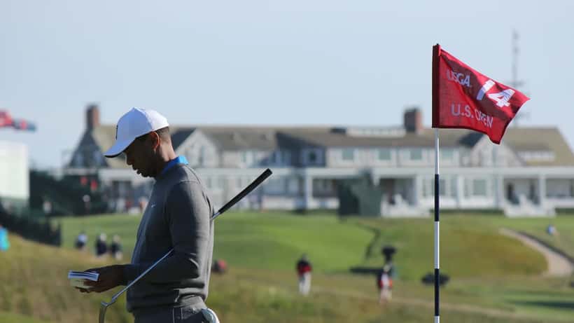 Tiger Woods svingar golfklubba på turneringen US Open 2018