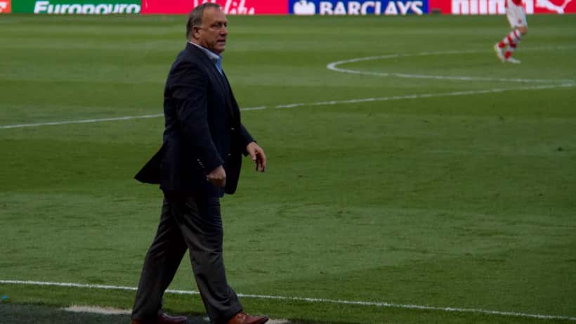 Dick Advocaat, nederlandsk fotballtrener, på sidelinjen under kamp