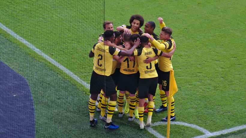 Borussia Dortmund Spieler feiern Torerfolg im Signal Iduna Park