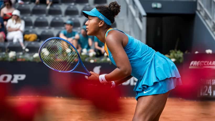 Naomi Osaka in actie tijdens een tennistoernooi in 2025