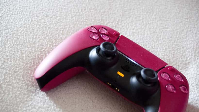 Controller PS5 DualSense bianco, simbolo del gaming PlayStation