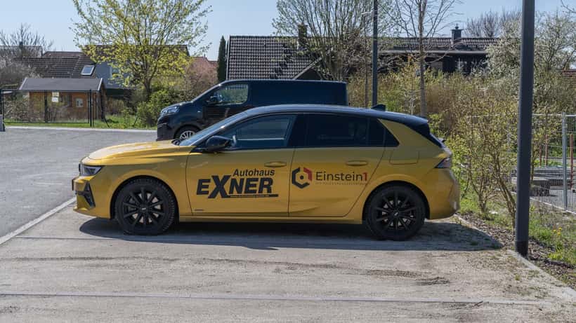 Deutsches Autohaus von außen mit Fahrzeugen auf dem Vorplatz