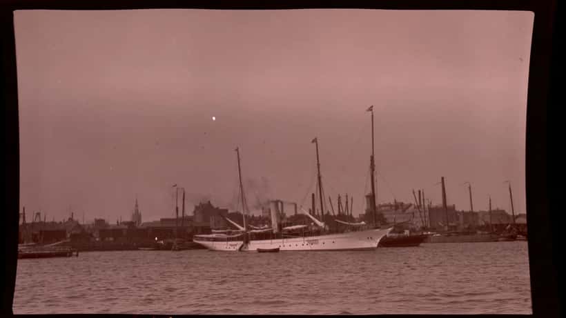 Schepen in de haven van Amsterdam tijdens de Havenweek 2026