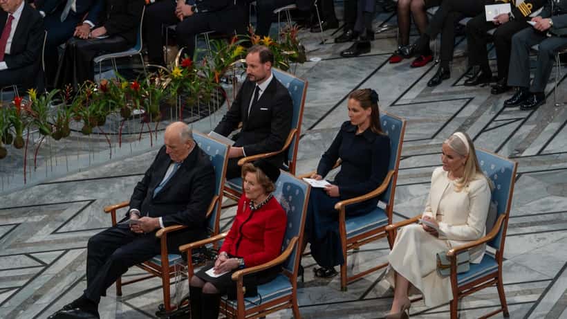 Det norske kongehus ved Nobel-fredsprisceremoni 2025, prinsesse Ingrid Alexandra med kongefamilien